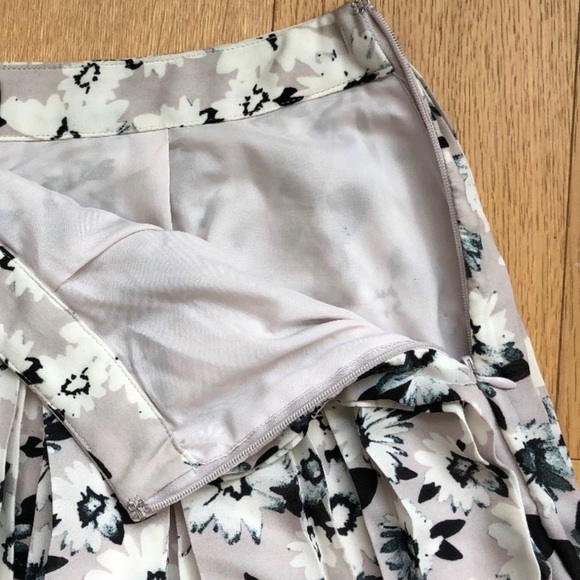 BANANA REPUBLIC Floral pleated skirt size 14 - Picture 3 of 5